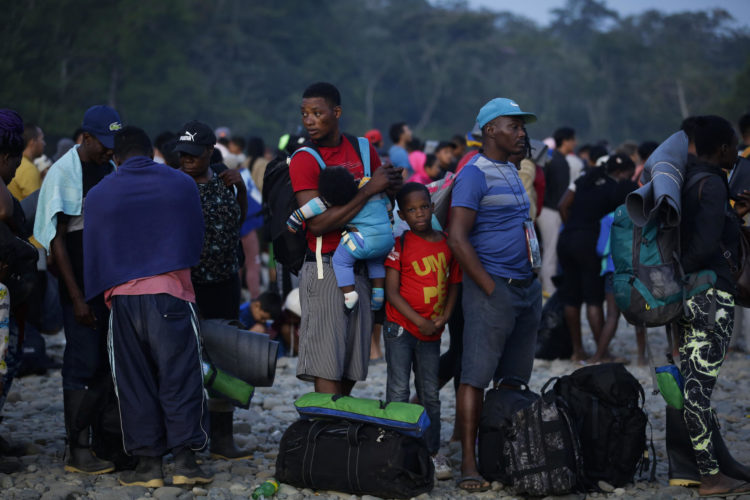 Personas migrantes hacen fila en la comunidad de Bajo Chiquito para ser trasladados a la Estación de Recepción Migratoria (ERM) de San Vicente en Metetí (Panamá), el 11 de marzo de 2023. EFE/ Bienvenido Velasco