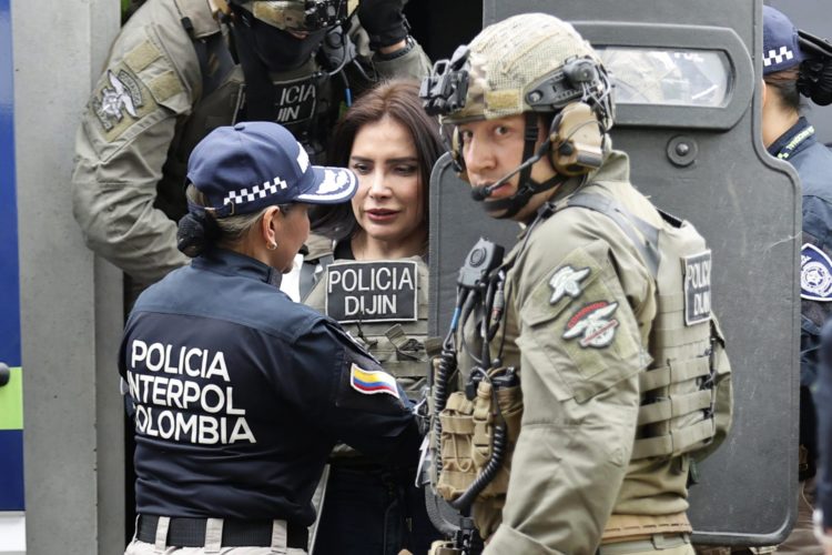 La exsenadora colombiana Aida Merlano llega escoltada a las instalaciones de la Dirección de Investigación Criminal e Iinterpol, hoy, luego de su arribo Bogotá (Colombia). EFE/Mauricio Dueñas Castañeda