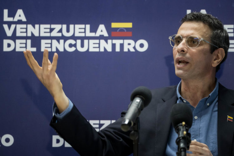 El líder opositor venezolano Henrique Capriles fue registrado este lunes, 13 de marzo, durante una rueda de prensa, en Caracas (Venezuela). EFE/Miguel Gutiérrez