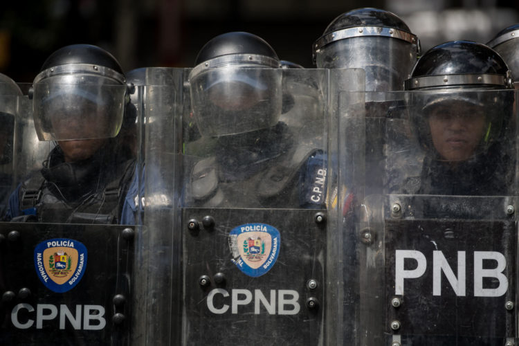 Fotografía de archivo de policías vigilando en Caracas (Venezuela). EFE/Miguel Gutiérrez