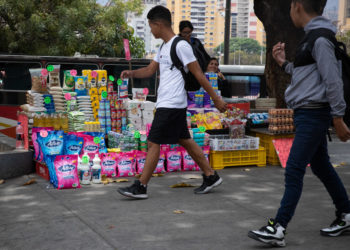 El salario mínimo en Venezuela, arrastrado por la devaluación