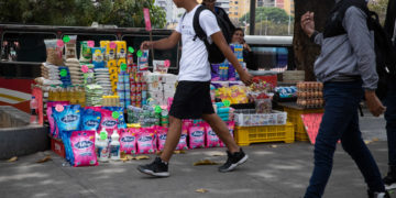 El salario mínimo en Venezuela, arrastrado por la devaluación