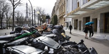 Los basureros de París endurecerán la huelga si Macron no retira su reforma