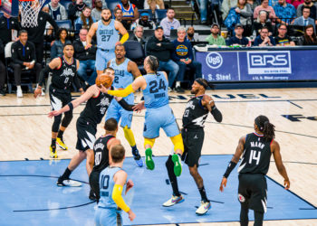 Kings, a playoffs 17 años después; Westbrook y Holiday arrasan y ‘KD’ regresa