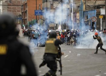 Las víctimas de las protestas en Perú se elevan a 77, tras la muerte de un joven malherido