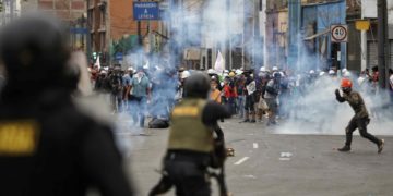 Las víctimas de las protestas en Perú se elevan a 77, tras la muerte de un joven malherido