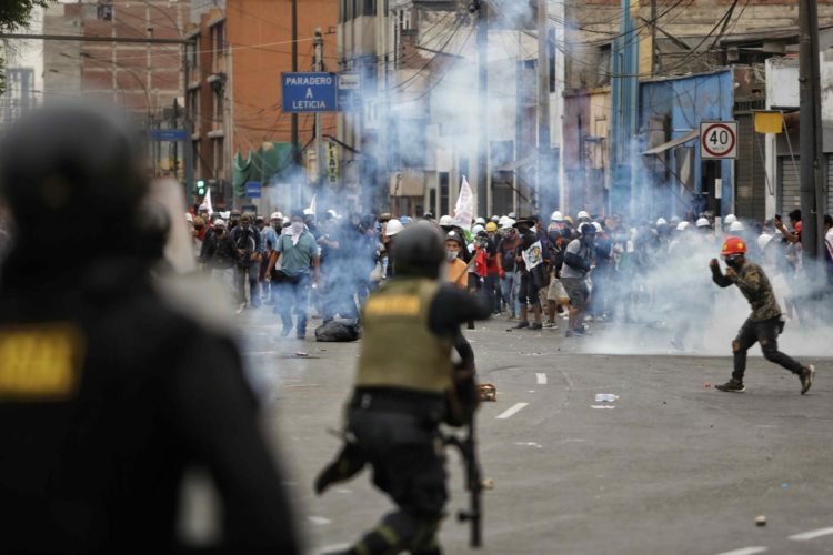 Miembros de la Policía enfrentan a manifestantes durante una jornada de protestas antigubernamentales, en Lima (Perú), en una fotografía de archivo. EFE/Antonio Melgarejo
