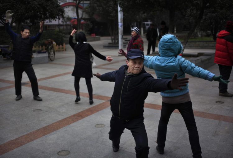 Ancianos bailan en un parque en Wuhan (China), en una fotografía de archivo. EFE/ How Hwee Young
