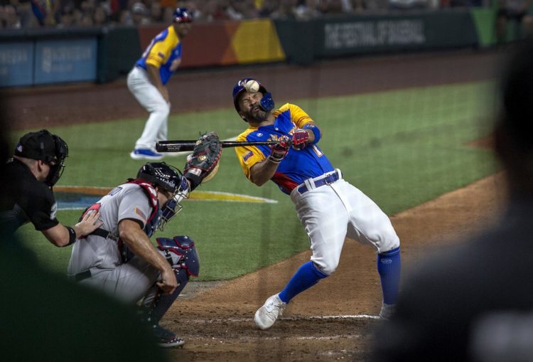 El segunda base de los Astros de Houston, el venezolano José Altuve, participa en el Clásico Mundial de Béisbol con Venezuela ante EE.UU., el 18 de marzo de 2023. EFE/Cristóbal Herrera