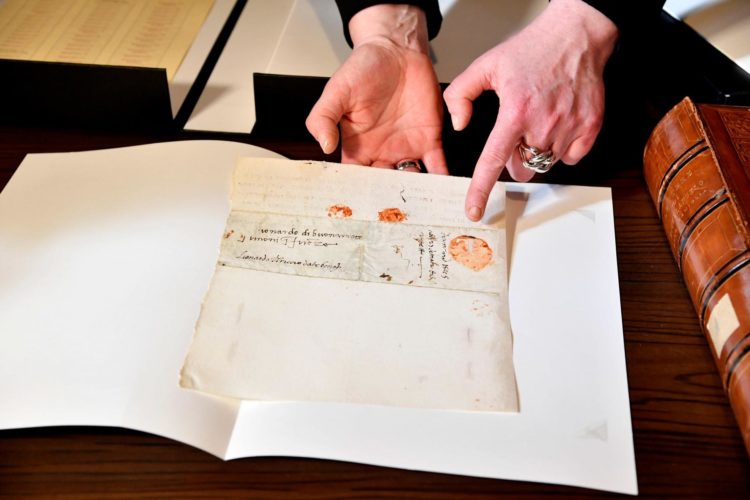 Las 342 cartas autógrafas de Miguel Ángel son presentadas a la prensa tras ser restauradas en Florencia, Italia, este viernes. EFE/EPA/CLAUDIO GIOVANNINI