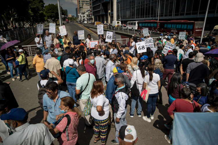 Personas se manifiestan durante una protesta en la que exigen mejoras salariales en una fotografía de archivo, en Caracas (Venezuela). EFE/ Miguel Gutierrez