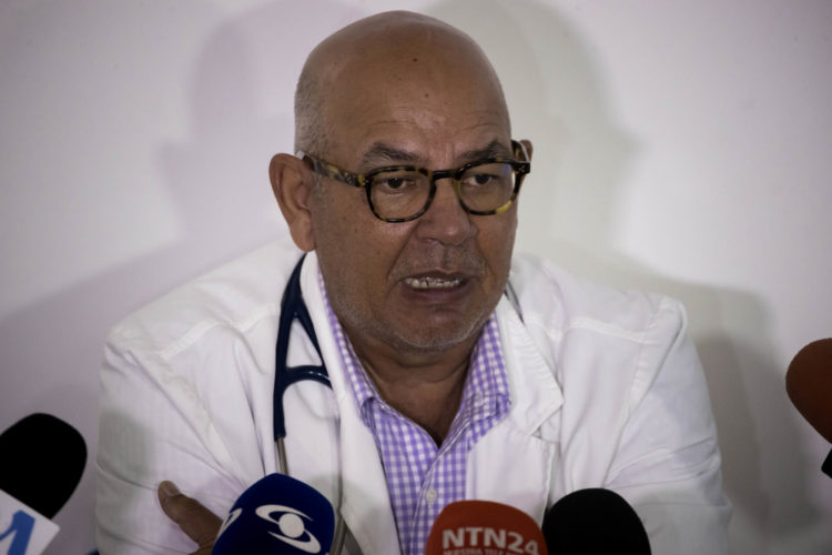 El doctor Julio Castro ofrece declaraciones a periodistas durante la presentación de la Encuesta Nacional de Hospitales y el balance completo del monitoreo del año 2022, hoy, en Caracas (Venezuela). EFE/Miguel Gutiérrez