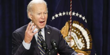 Biden firma una orden que limita el uso de «spyware» por parte de la Inteligencia