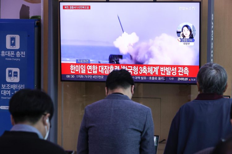 Imagen de surcoreanos viendo el lanzamiento de un misil desde Corea del Norte. EFE/EPA/YONHAP SOUTH KOREA OUT[SOUTH KOREA OUT]