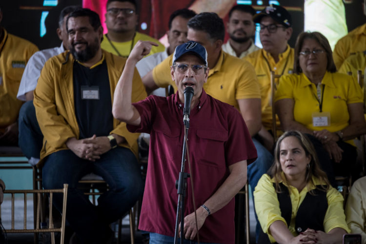 El exgobernador Henrique Capriles habla ante sus simpatizantes durante un acto organizado por su partido Primero Justicia (PJ), hoy, en Caracas (Venezuela). EFE/Miguel Gutiérrez