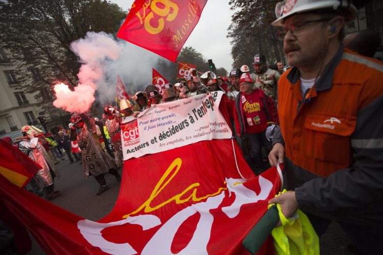 Imagen de archivo de miembros del sindicato francés de la siderurgia en una manifestación de protesta en París. EFE/Ian Langsdon