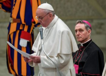 El papa Francisco recibe al secretario personal de Benedicto XVI