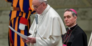 El papa Francisco recibe al secretario personal de Benedicto XVI