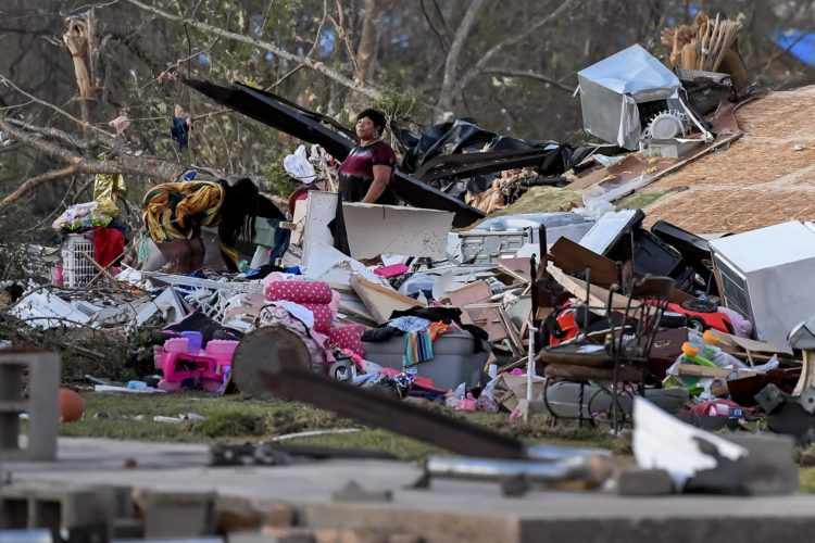 Una mujer fue registrada este sábado, 25 de marzo, en medio de los destrozos que causó el paso de un tornado por la localidad de Wren (Misisipi, EE.UU.). Al menos 26 personas muertas y millonarias pérdidas materiales deja el paso de una ola de tornados por el sur del país. EFE/Thomas Graning