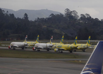 La calma vuelve poco a poco a aeropuertos colombianos tras suspensión de Viva