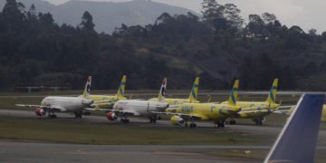 La calma vuelve poco a poco a aeropuertos colombianos tras suspensión de Viva
