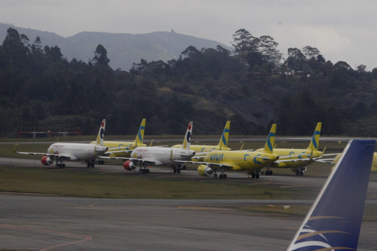 Vista de aviones estacionados de la aerolínea Viva Air, en el Aeropuerto Internacional José María Córdova en Rionegro (Colombia), este 1 de marzo de 2023. EFE/Luis Eduardo Noriega