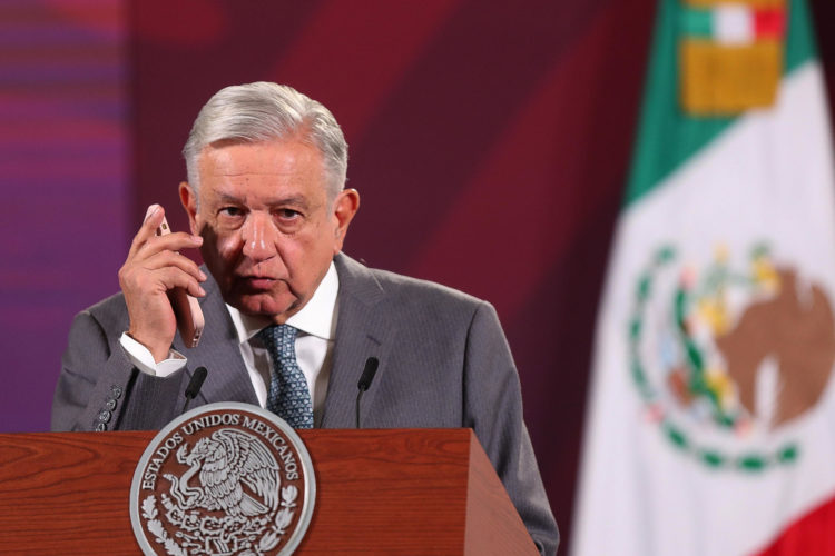 El presidente de México, Andrés Manuel López Obrador, habla hoy durante su conferencia de prensa matutina en el Palacio Nacional, en Ciudad de México (México). EFE/Isaac Esquivel