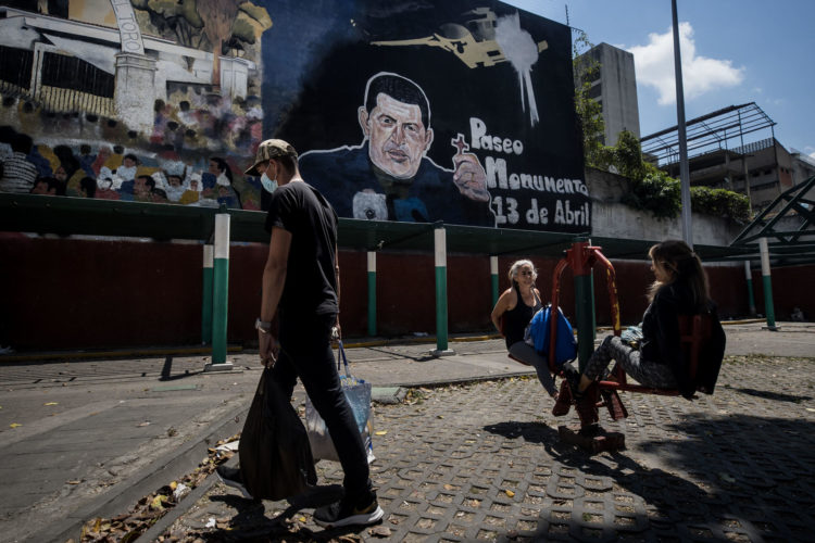 Personas permanecen en una plaza decorada con dibujos alusivos al fallecido presidente venezolano Hugo Chávez, ayer en Caracas (Venezuela). EFE/ MIGUEL GUTIERREZ