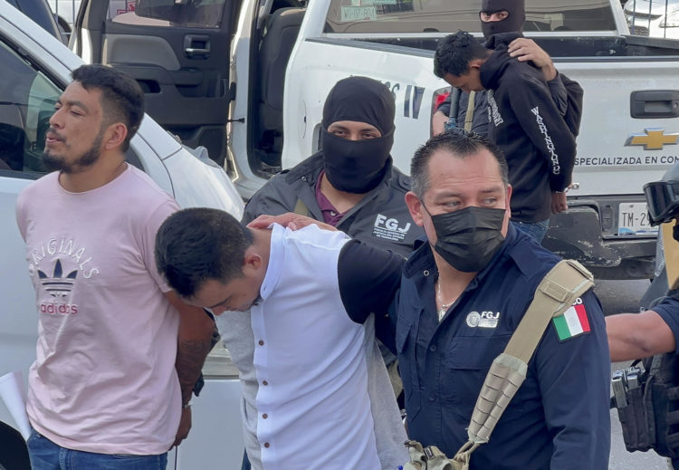 Integrantes de la Policía Fuerza Tamaulipas, trasladan hoy a 5 detenidos a la Fiscalía en la ciudad de Matamoros, estado de Tamaulipas (Mexico). EFE/ Str