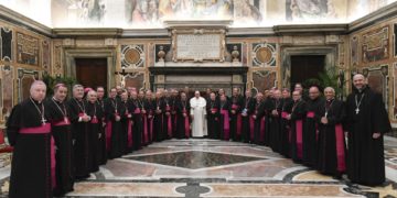 El papa invita a los obispos colombianos a apoyar el camino de la paz