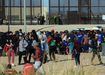 Tras incendio fatal en México, migrantes buscan entregarse en Estados Unidos