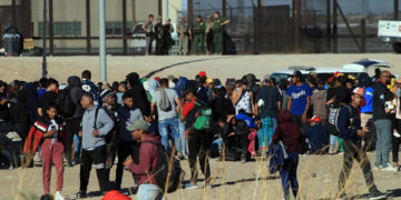 Tras incendio fatal en México, migrantes buscan entregarse en Estados Unidos