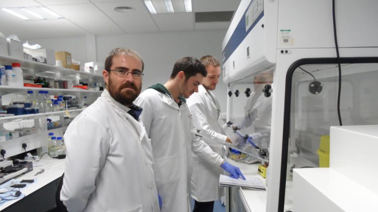 El científico español Asier Unciti en el laboratorio del Institute of Genetics and Cancer de la Universidad de Edimburgo. Foto cedida por el investigador