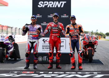 Bagnaia vence «al sprint» y Martín y Márquez acaban en el podio en Portimao