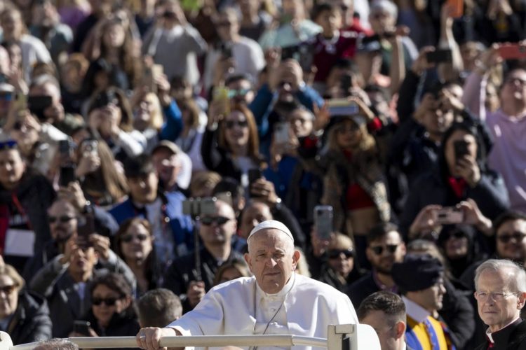 El Papa Francisco a su llegada para presidir la Audiencia General Semanal en la Plaza de San Pedro del Vaticano, este miércoles.- EFE/MASSIMO PERCOSSI