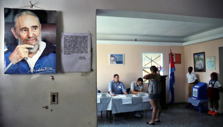 Una mujer acude a un colegio electoral en La Habana (Cuba), para ejercer su derecho al voto, en una fotografía de archivo. EFE/Alejandro Ernesto