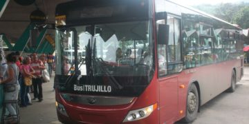 Personas de la tercera edad afectados por la ausencia de Bus Trujillo