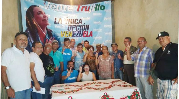 Integrantes del equipo promotor de Vente Venezuela en el municipio Motatán (Foto Cortesía Vente Venezuela)
