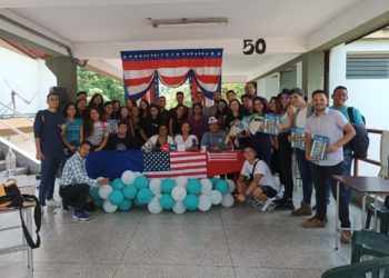 Estudiantes del NURR celebran el día del presidente estadounidense