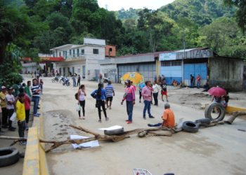 Habitantes de Carvajal protestan para exigir limpieza de sedimentos en la Bajada del Río