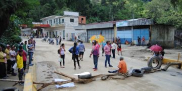 Habitantes de Carvajal protestan para exigir limpieza de sedimentos en la Bajada del Río