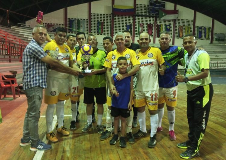 Trujillo Futsal recibe la flamante Copa Apertura 2023 de Categoría Superveteranos 