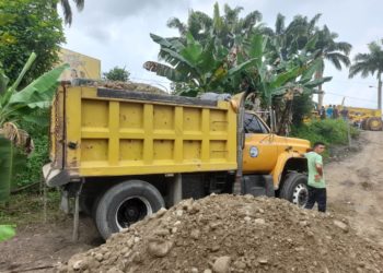 Productores agropecuarios aportan más de ochenta camiones con granzón para habilitar el paso por Onia