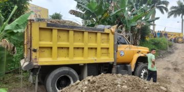 Productores agropecuarios aportan más de ochenta camiones con granzón para habilitar el paso por Onia