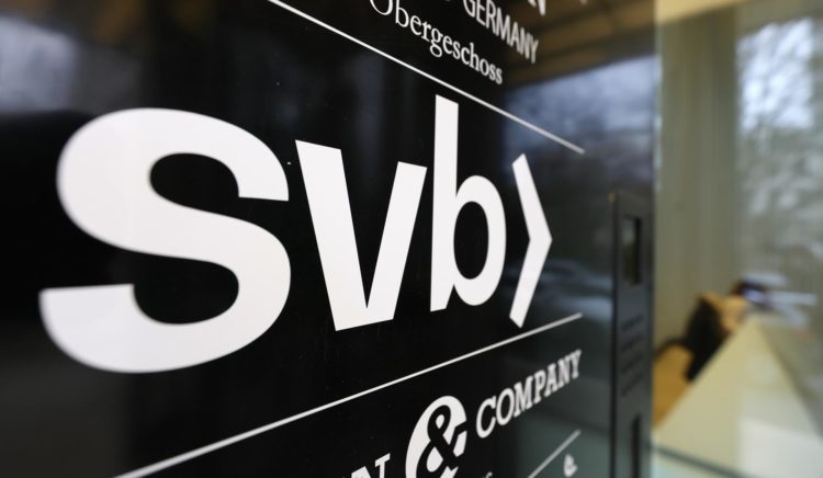 Fotografía de archivo en la que se registró un logo del banco estadounidense Silicon Valley (SVB), en una de sus sedes en Frankfurt (Alemania). EFE/Ronald Wittek