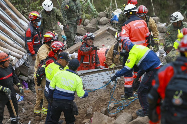 Rescatistas buscan a victimas tras un alud, hoy, en Alausí (Ecuador). EFE/José Jácome