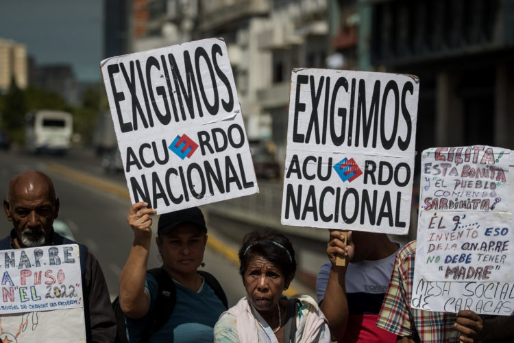 Personas se manifiestan durante una protesta en la que exigen mejoras salariales, en Caracas (Venezuela), en una fotografía de archivo. EFE/ Miguel Gutierrez