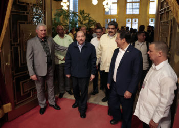 Arce y Ortega llegan a Venezuela para conmemorar los diez años de la muerte de Hugo Chávez