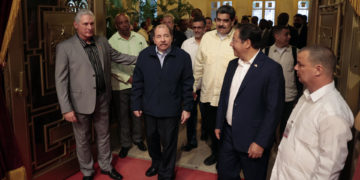 Arce y Ortega llegan a Venezuela para conmemorar los diez años de la muerte de Hugo Chávez