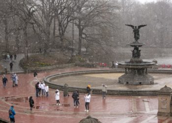 Nevadas, lluvias e inundaciones dejan apagones y vuelos cancelados en EE.UU.